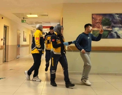 Bursa&rsquo;da kesim makinesinden fırlayan par&ccedil;a iş&ccedil;inin g&ouml;z&uuml;ne saplandı
