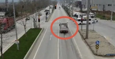 Bursa&rsquo;da kırmızı ışık ihlali yapan ara&ccedil;lar dron ile b&ouml;yle tespit edildi
