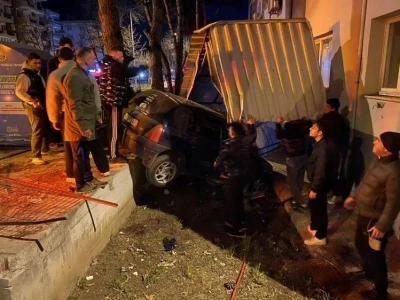 Bursa&rsquo;da kontrolden &ccedil;ıkan ara&ccedil; apartmanın bah&ccedil;esine savruldu
