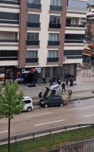 Bursa&rsquo;da kontrolden &ccedil;ıkan otomobil takla attı
