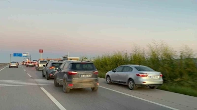 Bursa&rsquo;da kurban kesim alanlarında kilometrelerce ara&ccedil; kuyruğu oluştu
