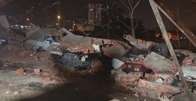 Bursa&rsquo;da lodos duvarı devirdi, altında kalan 10 ara&ccedil; hasar g&ouml;rd&uuml;
