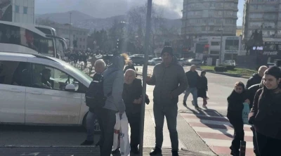 Bursa&rsquo;da lodos zor anlar yaşattı: trafik lambasına tutundular
