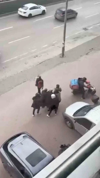 Bursa&rsquo;da lodosa yakalanan yaşlı kadına kuryeler siper oldu
