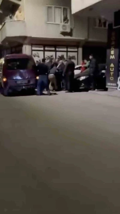 Bursa&rsquo;da mahallede aileler arası kavga bir anda b&uuml;y&uuml;d&uuml;
