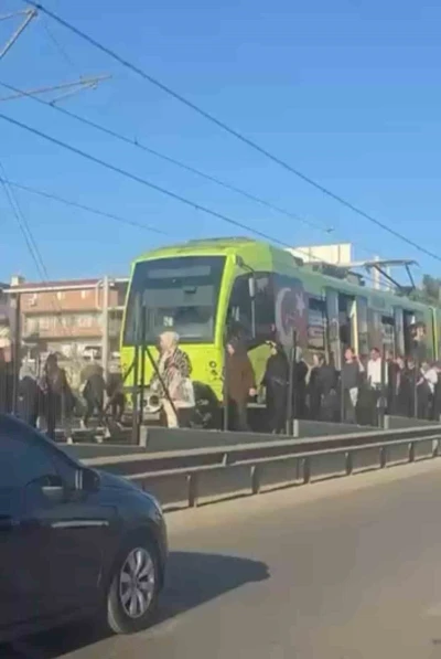 Bursa’da metro durdu, vatandaşlar raylardan yürüdü
