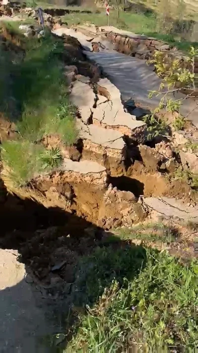 Bursa&rsquo;da meydana gelen heyelan yolu par&ccedil;alara ayırdı
