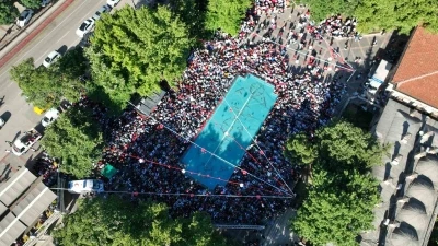 Bursa&rsquo;da meydanlara kurulan dev ekranlarda D&uuml;nya Kupası heyecanı yaşandı
