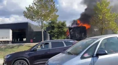 Bursa’da midye satışı yapılan kamyonet alev alev yandı
