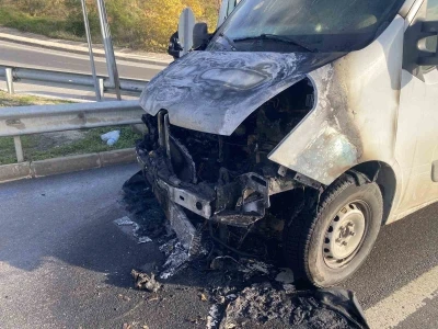 Bursa&rsquo;da minib&uuml;s yangını: BUSKİ Ekipleri yangının b&uuml;y&uuml;mesini &ouml;nledi
