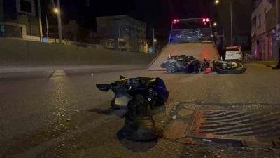 Bursa’da motosiklet işletme girişine çarptı: 2 ağır yaralı
