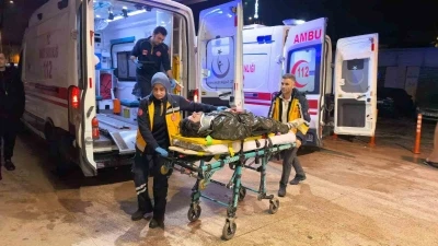 Bursa&rsquo;da motosiklet yayalara &ccedil;arptı: 1&rsquo;i ağır 2 yaralı
