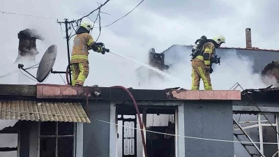Bursa&rsquo;da m&uuml;stakil evde yangın: Dumandan etkilenen yaşlı adam hastaneye kaldırıldı
