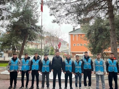 Bursa&rsquo;da &ouml;ğrencilerden şehit kabirlerine bayram temizliği
