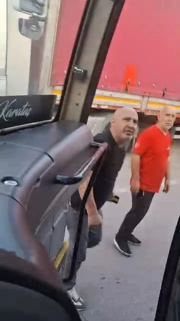 Bursa’da otobüs şoförü ile sürücü arasında ters yön tartışması
