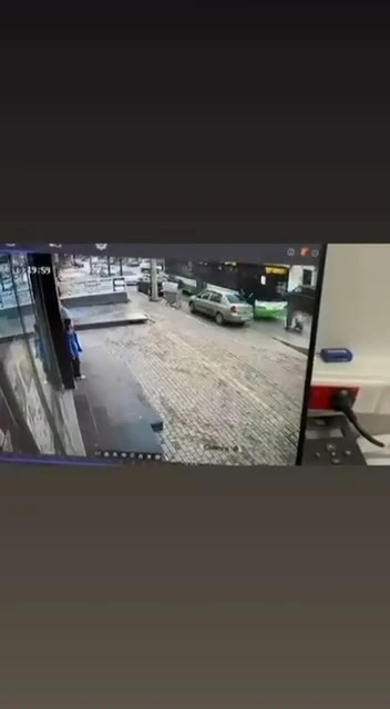 Bursa’da otobüs ve kamyonetin altında kaldılar
