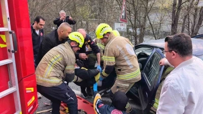 Bursa&rsquo;da otomobil bariyerlere &ccedil;arptı: 2 yaralı
