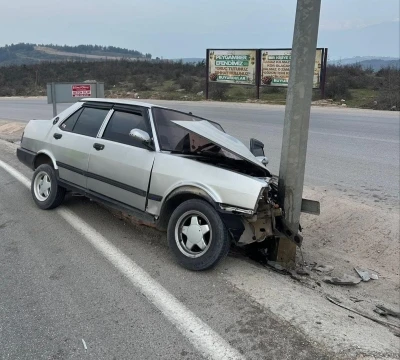Bursa&rsquo;da otomobil direğe &ccedil;arptı, 1 yaralı
