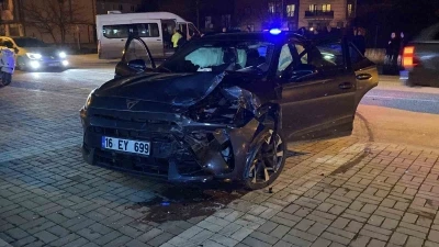 Bursa&rsquo;da otomobil ile minib&uuml;s &ccedil;arpıştı: 9 yaralı
