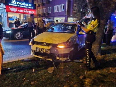 Bursa’da otomobil kamyonete çarptı, sürücüsü yaralandı
