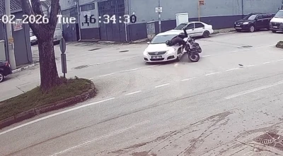 Bursa&rsquo;da otomobil motosikletle &ccedil;arpıştı: 1 yaralı
