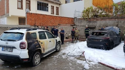 Bursa’da park halindeki otomobil alev alev yandı, yangın iki araca sıçradı
