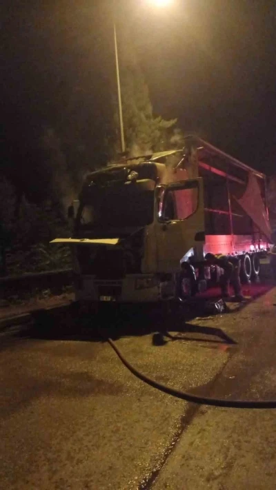 Bursa’da park halindeki tır alev alev yandı
