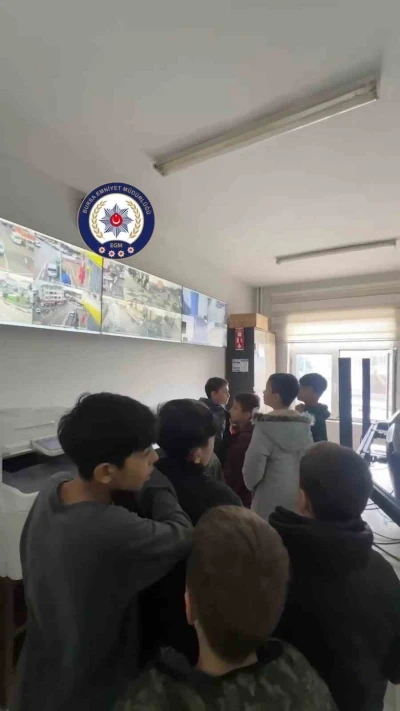 Bursa&rsquo;da polisten &ccedil;ocuklara y&ouml;nelik sosyal farkındalık etkinliği
