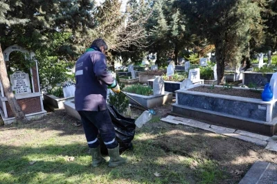 Bursa&rsquo;da şehitlik ve mezarlıklar bayrama hazır

