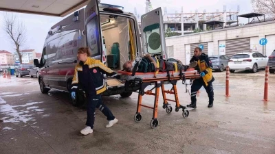 Bursa&rsquo;da servis minib&uuml;s&uuml;nden inen s&uuml;r&uuml;c&uuml;ye ara&ccedil; &ccedil;arptı
