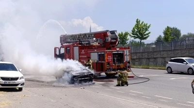 Bursa&rsquo;da seyir halindeki ara&ccedil; alev topuna d&ouml;nd&uuml; s&uuml;r&uuml;c&uuml; son anda kurtuldu
