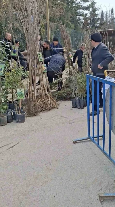 Bursa&rsquo;da seyyar satıcılardan zabıtaya bı&ccedil;aklı saldırı, 1 zabıta yaralandı
