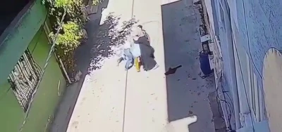 Bursa’da sokak ortasında dehşet... 3 kadın, kucağında çocuğu olan anneyi tekme tokat dövdü
