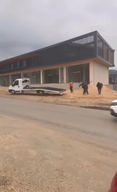 Bursa&rsquo;da sopalı kavga: &Ccedil;ekici s&uuml;r&uuml;c&uuml;s&uuml; aracı esnafın &uuml;zerine s&uuml;rd&uuml;
