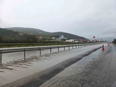 Bursa&rsquo;da su birikintisine giren otomobil mahsur kaldı
