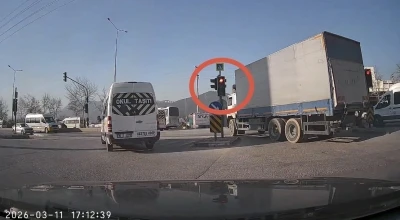 Bursa&rsquo;da s&uuml;r&uuml;c&uuml;ler kırmızı ışıkta durmadı
