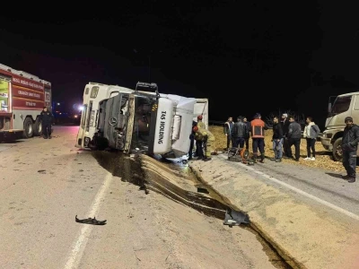 Bursa&rsquo;da talaş y&uuml;kl&uuml; tır devrildi: Ara&ccedil;ta sıkışan gen&ccedil; s&uuml;r&uuml;c&uuml; hayatını kaybetti
