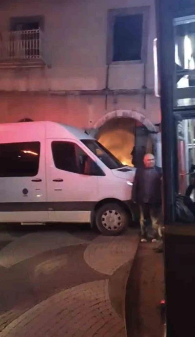 Bursa&rsquo;da tarihi binada &ccedil;ıkan yangın s&ouml;nd&uuml;r&uuml;ld&uuml;
