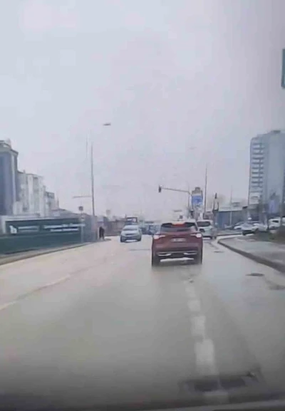 Bursa&rsquo;da ters y&ouml;ne giren otomobil paniğe neden oldu
