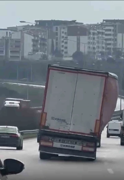 Bursa&rsquo;da tır yan şekilde ilerledi
