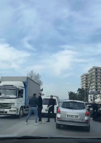 Bursa&rsquo;da trafikte kavga : S&uuml;r&uuml;c&uuml;ler birbirine girdi
