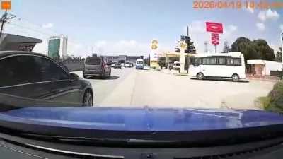Bursa&rsquo;da trafikte tehlikeli anlar: Makas atan s&uuml;r&uuml;c&uuml; kazaya davetiye &ccedil;ıkardı
