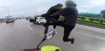 Bursa&rsquo;da trafikte u&ccedil;an tekmeli kavga
