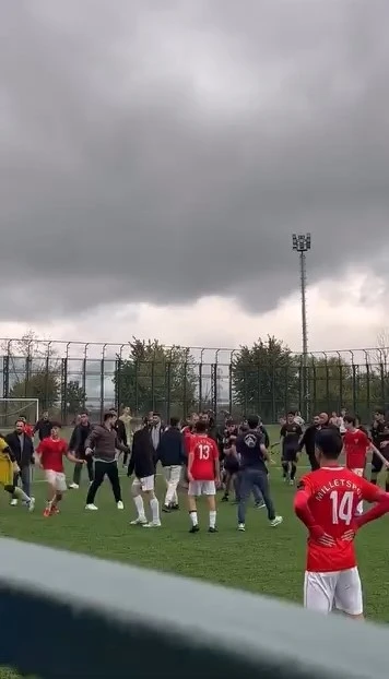 Bursa’da U16 maçında yumruklar konuştu
