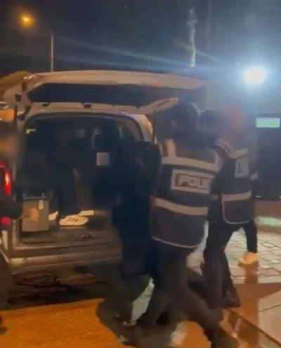 Bursa&rsquo;da uyuşturucu operasyonu: 2 ş&uuml;pheli yakalandı, &ccedil;ok sayıda uyuşturucu ele ge&ccedil;irildi
