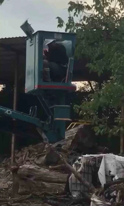 Bursa’da vinç üstünde &quot;arı alarmı&quot;
