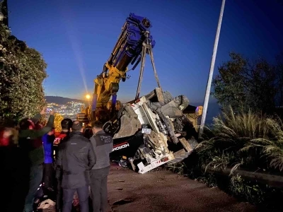 Bursa&rsquo;da vin&ccedil;ten d&uuml;şen iş makinesi paniğe neden oldu
