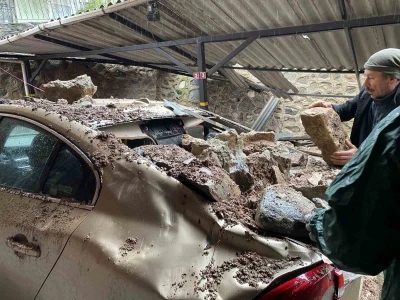 Bursa&rsquo;da yağışla istinat duvarı &ccedil;&ouml;kt&uuml;, 3 l&uuml;ks otomobil zarar g&ouml;rd&uuml;
