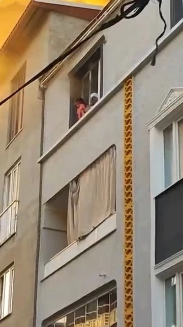 Bursa’da yangın paniği: Anneanne torununu alevlerden böyle kurtardı
