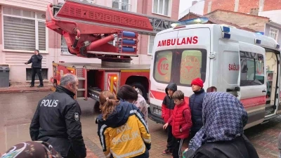 Bursa&rsquo;da yangında can pazarı...&Ccedil;ocuklar tahliye edildi, kediler kurtarıldı
